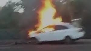 Motorista passa mal, recusa atendimento médico, bate em estrutura metálica e carro pega fogo em Uberaba