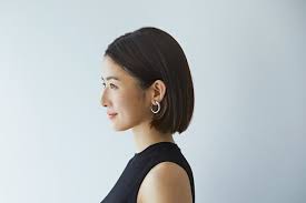 sサイズスタイリスト川上さやかさんが小柄さんのファッションの悩みに答えます 小柄さんのファッションの悩み sサイズスタイリスト川上さやかさんがズバッと解決します mi mollet ミモレ 明日の私は もっと楽しい 美人 髪型 ワンレンボブ ショートの