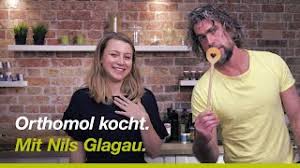 Nils glagau führt orthomol inzwischen in zweiter generation. Kasefondue A La Chef Mit Nils Glagau Orthomol Kocht Youtube