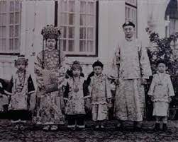 Baba perempuan memakai pakaian kebaya dan kain sarong. Group 4