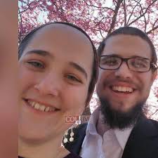 Frum-Looking Couple Promotes Christianity to Chicago Jews
