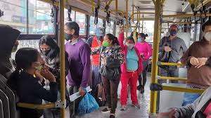 El transporte público al que pueden acceder los turistas es el metro bus, para la cual los mismos deben adquirir una tarjeta prepago antes de salir del aeropuerto. Quito Pasajeros Irrespetan Distanciamiento Social En El Transporte Publico
