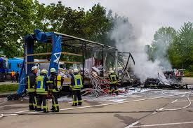 Geistesgegenwärtig steuert er den wagen auf einen rastplatz. Feuerdrama Um Bares Fur Rares Trodler Lucki Hofmaier