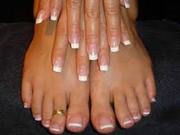 También puedes utilizar unas botas altas por encima de la rodilla. La Nueva Tendencia De Las Unas Largas En Los Pies Que Ha Horrorizado A Muchos En Instagram Va A Gustarme