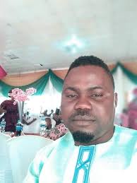 Fuji singer Sule Alao Malaika also made his parents happy as he celebrated  his 50th birthday. After unveiling a new mansion he gifted himself, the Ose  Olorun star surprised his parents with