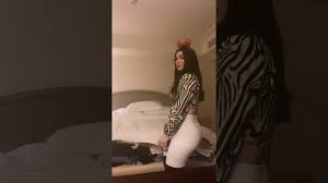 لميس خان تستعرض صدرها Youtube