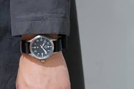 graphpaper on instagram mwc military watch company 様々な国の軍隊や警察部隊にハイスペックな時計を供給する本格的なミッションウォッチブランド イギリス軍復刻モデルのこちらは イギリスの官給品であ leather watch horology leather