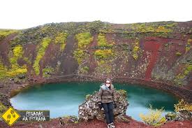 Atualmente tivemos na islândia a erupção do vulcão helka que está espalhando cinzas que atrapalham os voos por toda a europa. Vulcao Islandia