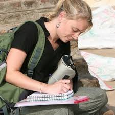 Tom hiddleston's height is 6 foot 2 inches (1.88 m) and his weight is 75 kg (165 lbs). Emma Hiddleston S Sister Sarah Hiddleston Tom Hiddleston Family Photos Parents Girlfriend Age Height Temen Online