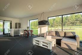 Finde jetzt schnell die besten angebote für küche sofa auf focus online kleinanzeigen. Helle Und Geraumige Inter Mit Glaswandsystem Raum Mit Offener Kuche Esstisch Sofa Und Einem Kleinen Tisch Lizenzfreie Fotos Bilder Und Stock Fotografie Image 58747169