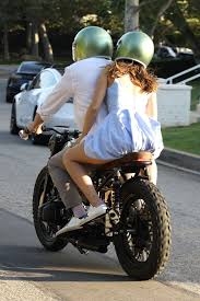 Ah, to have a disposable arts and crafts budget while in quarantine. Ana De Armas And Ben Affleck On Ben S Bmw Motorcycle In Brentwood 08 16 2020 Celebmafia