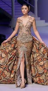Selain kebaya pernikahan pasangan, adapun deretan kebaya yang dipadukan dengan kain polka dot. Kebaya Anne Avantie Busana Batik Kebaya Pernikahan Kebaya Bali