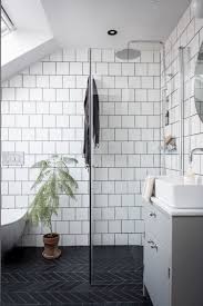 La salle de bains est un espace où l'on prend soin de soi, où l'on se presse parfois. The Scandinavian Design Secret To Make Your Home Feel Bigger Petite Salle De Bains Au Grenier Salle De Bain Tendance Salle De Bain Noire
