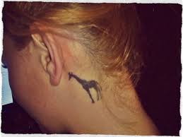 Small Giraffe Tattoo Behind The Ear Ink Girly Tattoos Youqueen Giraffe Tattoos Cute Animal Tattoos Small Animal Tattoos