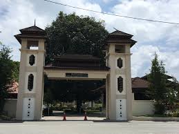 Ianya dibina tahun 1990 atas inisiatif tan seri kompleks ini dirasmikan oleh raja nazrin shah pada 26 mei 1990. Kompleks Sejarah Pasir Salak The Royal Orchard