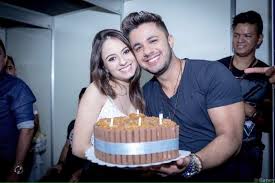 A namorada de cristiano, allana coelho pinto de moraes, de 19 anos, não resistiu aos ferimentos nascido em uma família de músicos, cristiano araújo começou a compor aos 10 anos, e gravou o. Grave Acidente Mata Cristiano Araujo E Namorada Em Go Veja Fotos Reportermt