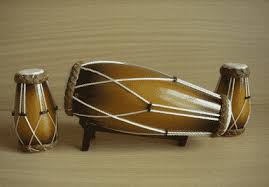 Beberapa contoh alat musik ini misalnya drum, marakas, simbol, tamborin, timpani, triangle, konga, timpani, kastanyet, rebana, tifa. 16 Contoh Alat Musik Ritmis Gambar Jenis Fungsi