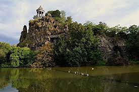 Very unlike the other french styled geometrical parks 'buttes chaumont' features artificial landscape. Trfihi Parks Parks Parc Des Buttes Chaumont