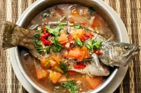 Padamkan api dan masukkan sedikit air suam, kiub pati ayam, sos ikan, gula, cili padi hijau, cili padi merah, lebihan serai dan perahan jus. Stbp3myr7mq4m