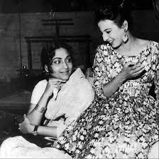 Myluckyerror Tanuja Making Geeta Dutt Smile On The Set Of Baharen Phir Bhi Aayengi Film World Bollywood Movies Vintage Bollywood