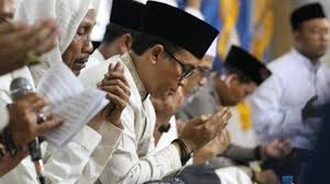 Mar 06, 2021 · posting pada bahasa indonesia ditag 9 doa setelah sholat fardhu, apa bacaan ketika bangun dari ruku, arti makna bid ah menurut muhammadiyah, bab shalat pdf, bacaan dzikir setiap saat, bacaan i'tidal dan artinya perkata, bacaan iftitah, bacaan setelah sholat tarawih, bacaan shalat idul fitri muhammadiyah, bacaan shalat menurut muhammadiyah. Wirid Setelah Shalat Fardhu Lengkap Tulisan Arab Dan Terjemahan Indonesia Surya
