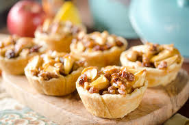Preheat the oven to 180°. Caramel Apple Mini Pie Cups