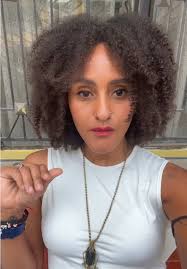 Hoy en día mi prioridad es cuidar de mi salud mental, el que quiera  criticar, que haga cola… 😘 Dejo todo en manos de Dios y mis santos.  #shango👑#hijadeshango ❤️🤍🪽