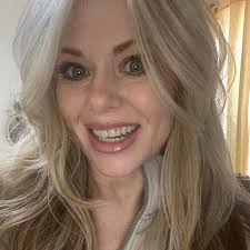 Okiegirlglamredaspen