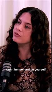 🧡 MEET SOPHIE Ik ben Sophie, ik ben 24 jaar oud en ik woon in Utrecht. Ik  werk op dit moment bij de radio als content creator en als nieuwslezeres.  📻 Mijn