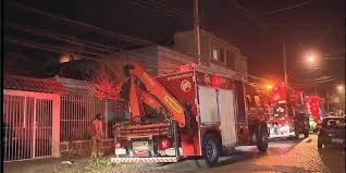 Caminhões dos bombeiros atenderam ao chamado, que durou cerca de 30 minutos, bloqueando parte da av. Incendio Destroi Apartamento E Deixa Um Ferido Em Porto Alegre