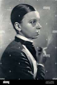 Alison Moed's Instagram, Twitter & Facebook