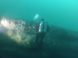 dive 425 feet into an offshore sinkhole