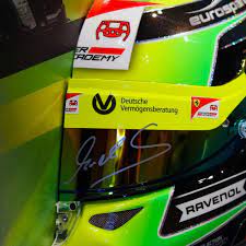 Mick schumacher is a german professional racing driver who started his career in karting in 2008 and then gradually progressed to the german adac formula 4 by 2015. Mick Schumacher Wandbild Halber Helm 2019