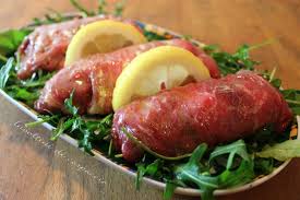 Il carpaccio di manzo, la cui ricetta è semplicissima in quanto non richiede cottura, è un piatto composto da fettine di carne molto sottili che si gustano crude. Involtini Di Carpaccio Di Vitello Donnepasticcione