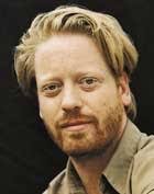 Filmul il pot descrie pe scurt prin a fi o comedie romantica suficient de simpatica incat sa nu te adoarma cand te trezesti cu noaptea in cap. New In Town Nou VenitÄƒ In OraÈ™ 2009 Film Cinemagia Ro