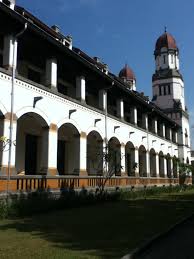 Nama lawang sewu yakni berasal dari bahasa jawa yaitu lawang artinya pintu, dan sewu lawang sewu merupakan sebagai saksi bisu perang dalam pahwalan indonesia yakni telah melawan penjajah belanda. Sejarah Lawang Sewu Dalam Bahasa Inggris Kita