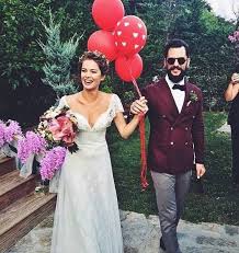 Başak dizer tatlıtuğ tüm naifliği ile birlikte bu haftanın konuğu. Unlulerin Uzerinde Efsane Olan Gelinlikler