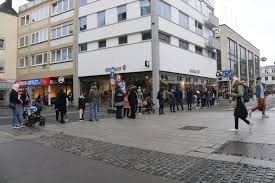 Cataloage c&a si oferte cu reduceri la imbracaminte, accesorii si incaltaminte prezente in lantul de magazine c&a. Video 150 Meter Lang Mega Schlange Vor Dem C A In Trier