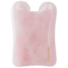 Gua sha is a special massage practice taken from traditional chinese medicine that is seeing a rise in popularity as a face treatment these days. Rosental Organics Rosenquarz Gua Sha Pflege Accessoires Douglas