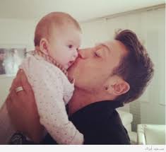 نتيجة بحث الصور عن صور اب مع ابنه Mesut Ozil Baby Face Soccer Players