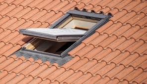 Quel Est Le Prix D Un Velux Les Couts Selon Les Caracteristiques Mesdepanneurs Fr
