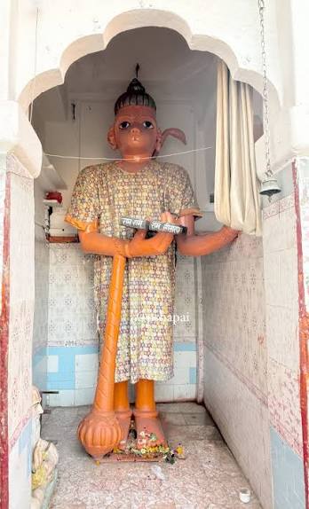 Temples of Bharat – Bade Hanuman Temple, Prayagraj Once a merchant headed towards Vindyachal mountains to construct a temple of Hanuman to fulfil his wish of begetting a son. He had a