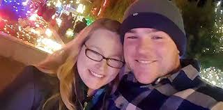 Salió a buscar trabajo a la calle con un cartel y conmovió a todos