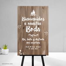 También te ofrecemos la opción de usar vinilo de corte blanco sobre un tablero de madera de abeto tratada con betún de judea o en metacrilato transparente. Comprar Cartel Bienvenida Boda Rie Y Baila Woowlow