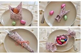 Centre de table au style champêtre avec un rondin de bois et quelques bocaux en verre agrémentés de branches et de fleurs pour une parfaite ce chemin de table en toile de jute est idéal pour une déco de table thème champêtre. Decoration Et Diy De Paques Idees Faciles A Faire Soi Meme