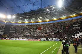 Eintracht fans zerstören eigene choreo. Frankfurt Gegen Chelsea Eintracht Choreo Lasst Internet Fans Ausrasten Watson