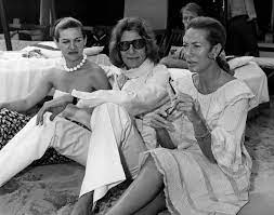 Launched in 1984, it is a classic perfume that boasts of woody, mossy, and floral scents with hints of citrus. Paloma Picasso Mit Yves Saint Laurent Und Helene Rochas Bild Kaufen Verkaufen