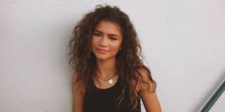 Watch Zendaya Shows You Her Step By Step Routine For The Best Curly Hair Ever Curly Hair Celebrities Hair Styles Zendaya Hair