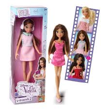 Per l'abbigliamento estivo di ogni fan di violetta, questo vestito con manica corta e gonnellino a ruota incorporato, sara' un capo davvero gradito in guardaroba. Bambole Amiche Di Violetta V Friends 2 In 4 Personaggi Assortiti Giochi Preziosi Bakaji