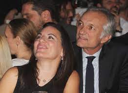 Ολγα κεφαλογιάννη και μίνως μάτσας, παντρεύτηκαν με πολιτικό γάμο στις σπέτσες, με κουμπάρα την ξαδέλφη της ολγας κεφαλογιάννη, χρυσή, κόρη του γιώργου βαρδινογιάννη, και της αγάπης. Beloydinos Xwrismos Gia Thn Olga Kefalogiannh Espresso